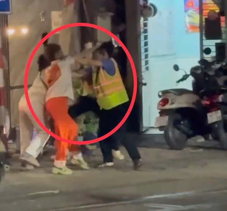 bat giu doi tuong hanh hung nhan vien gac chan duong sat hinh anh 2