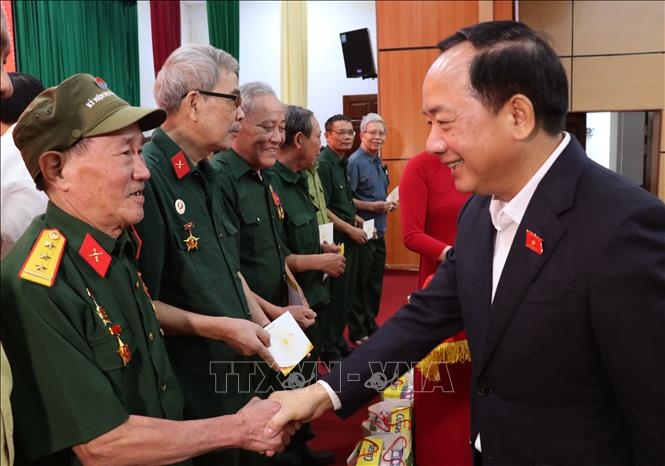 truong ban tuyen giao va dan van trung uong tang qua cac gia dinh chinh sach hinh anh 2