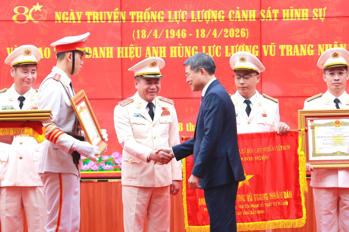 giam doc cong an ha noi duoc phong danh hieu anh hung luc luong vu trang nhan dan hinh anh 1