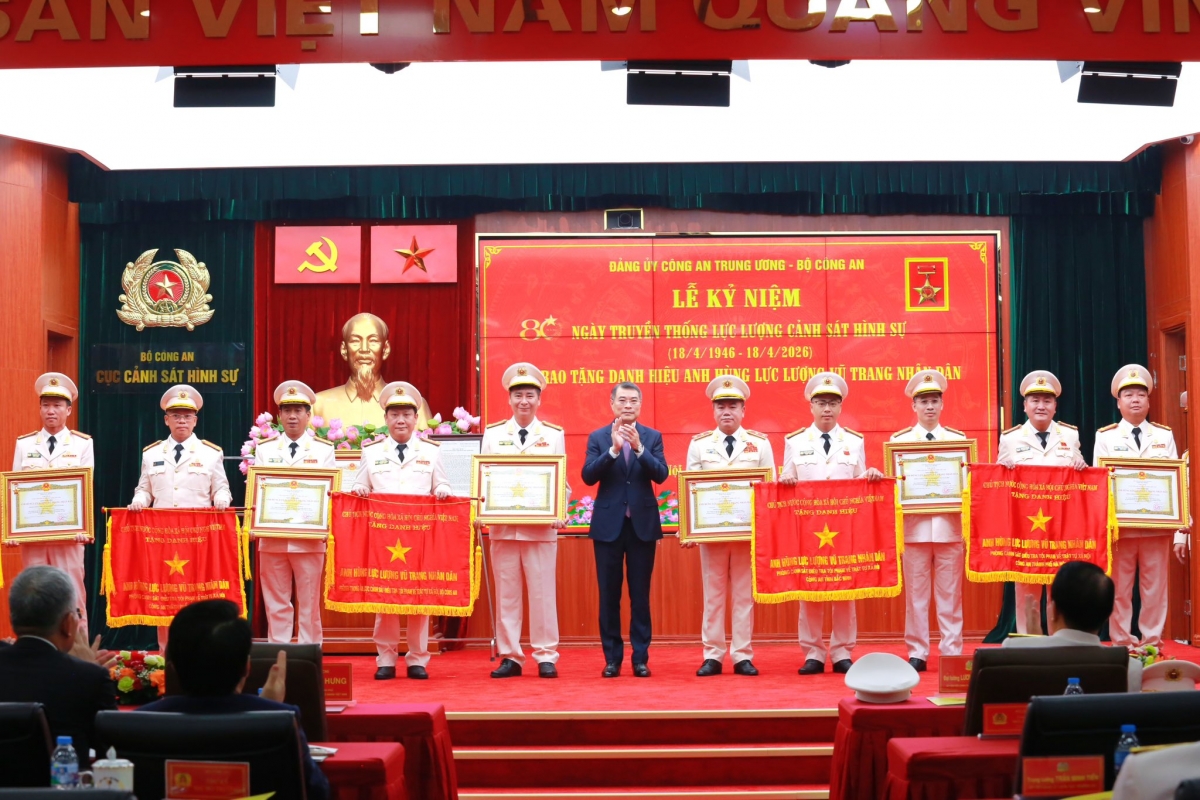 giam doc cong an ha noi duoc phong danh hieu anh hung luc luong vu trang nhan dan hinh anh 2