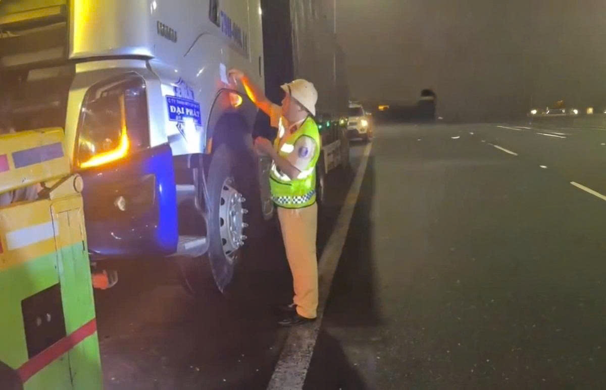 chu xe va tai xe bi phat 77 trieu dong do khong bang lai van di tren cao toc hinh anh 1