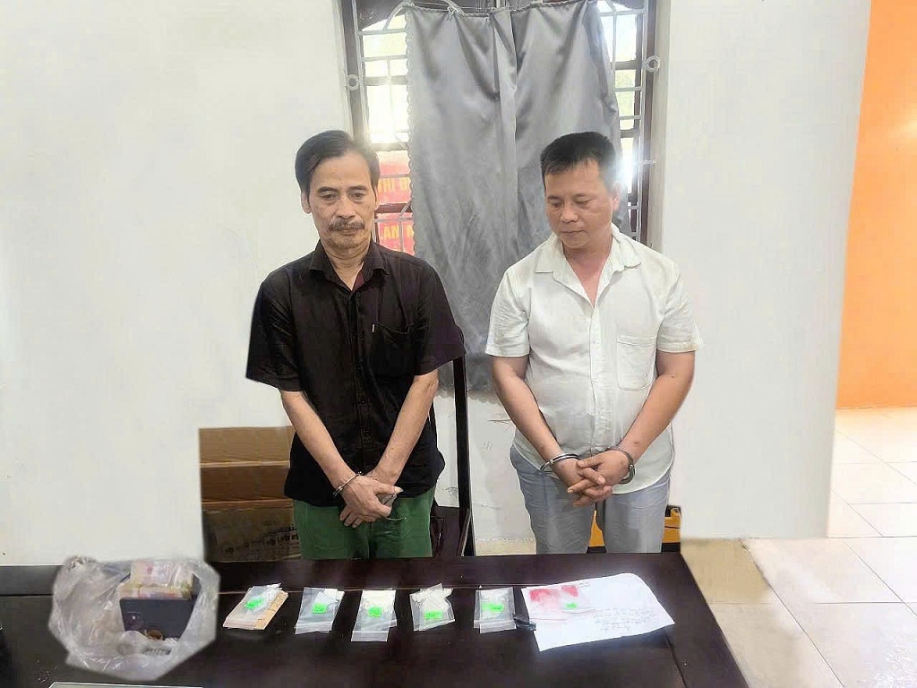 khoi to 2 doi tuong mua ban ma tuy, thu giu nhieu loai chat cam hinh anh 1