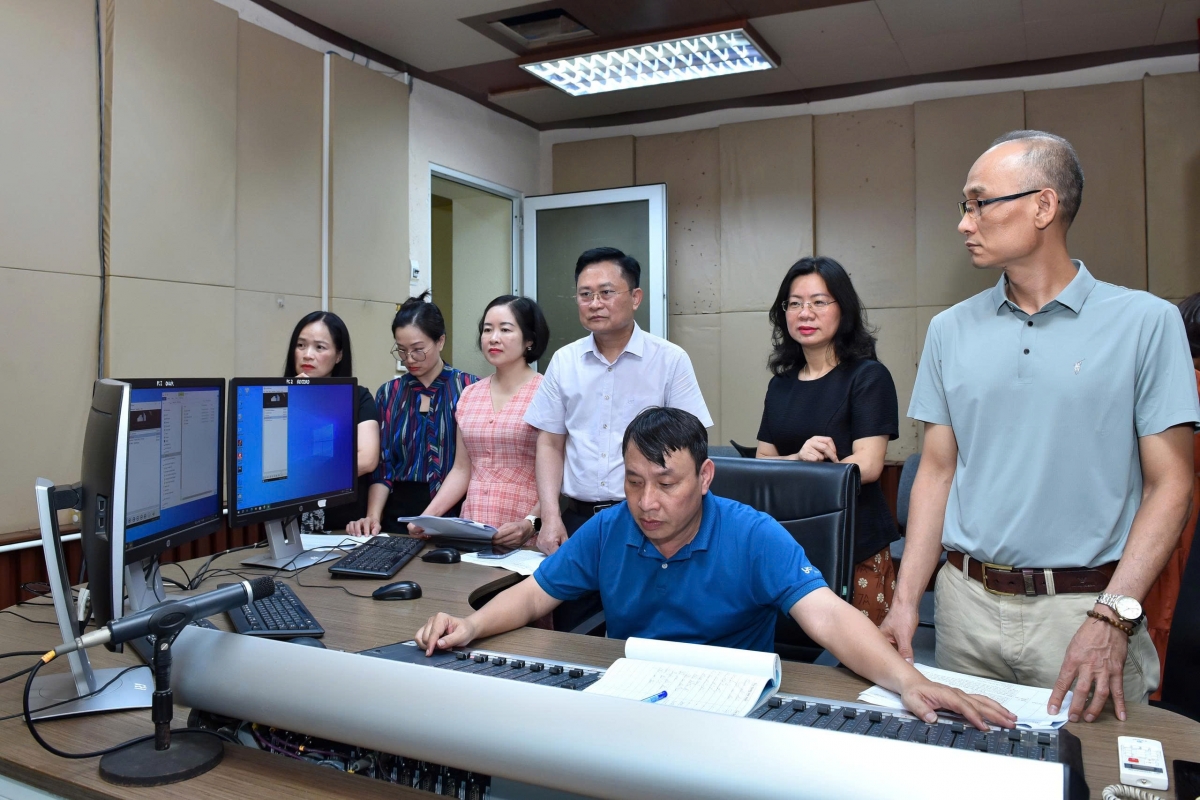 Ung dung cong nghe moi, ai vao phat thanh khong danh mat ban sac rieng moi la thanh cong hinh anh 1