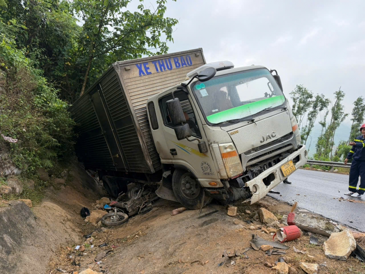 xe tai do deo mat lai tong xe may, 2 nguoi thuong vong tren quoc lo 1a hinh anh 1