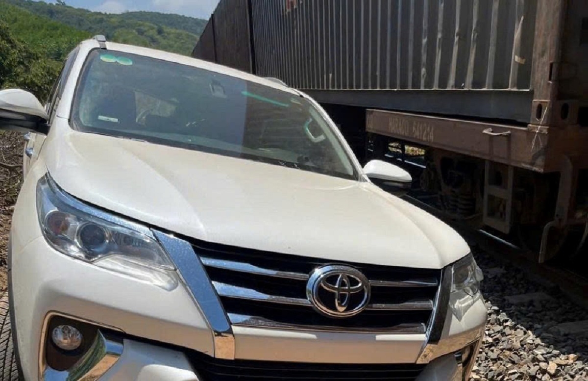 Ô tô băng qua đường sắt bị tàu hàng tông, 3 người bị thương