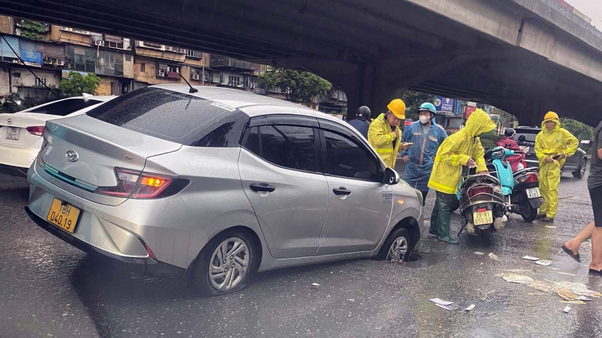 them mot xe o to bat ngo sut ho khi dang luu thong tren duong o ha noi hinh anh 1