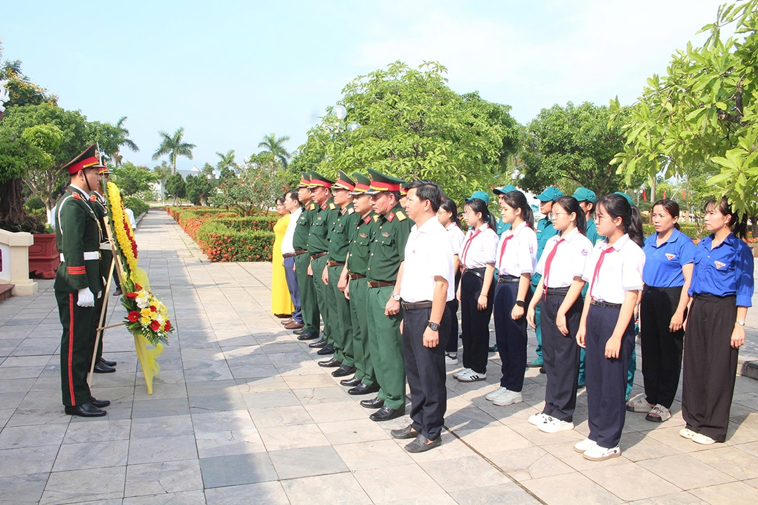 Doan cong tac quan khu 5 dang huong tuong niem cac anh hung liet si hinh anh 3