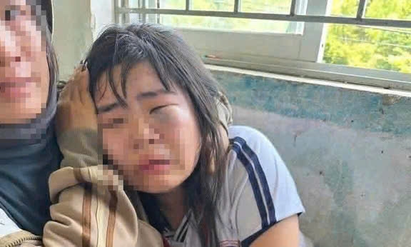 cong an vao cuoc xac minh vu nu sinh bi hanh hung truoc cong truong hinh anh 1