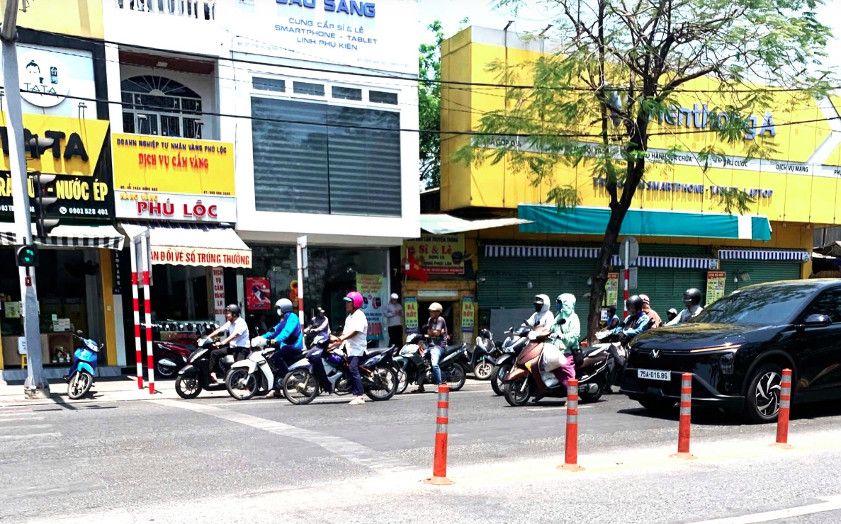 extreme heat disrupts daily life in hue, locals adapt to hot weather picture 3