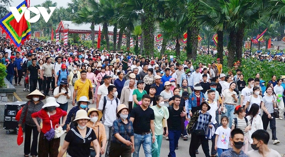 tens of thousands offer incense at hung kings commemoration day picture 1