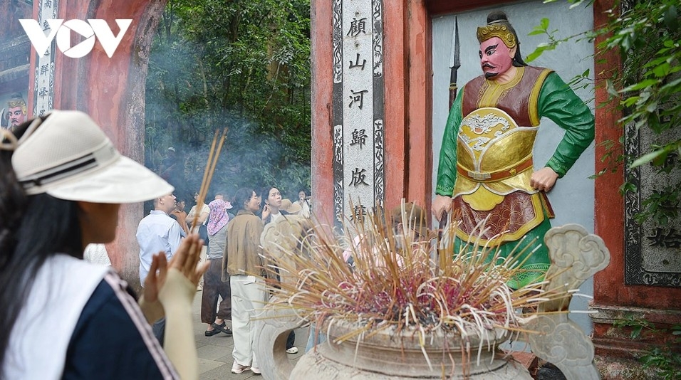 tens of thousands offer incense at hung kings commemoration day picture 10