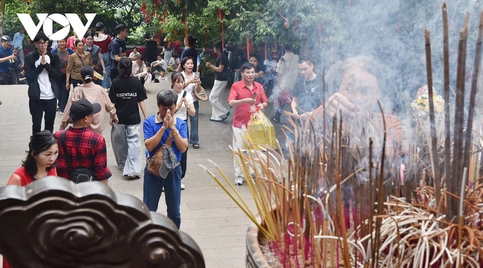 tens of thousands offer incense at hung kings commemoration day picture 11