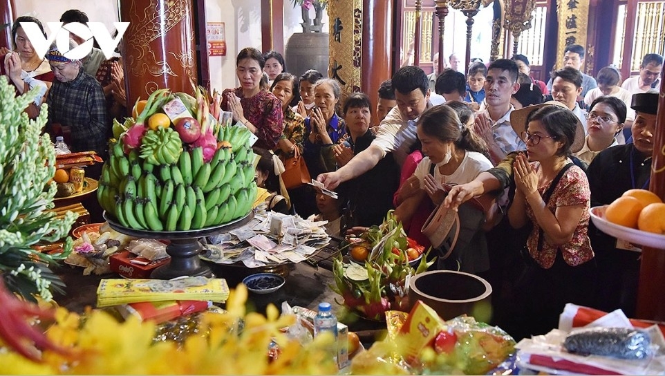 tens of thousands offer incense at hung kings commemoration day picture 12