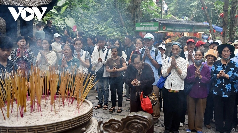 tens of thousands offer incense at hung kings commemoration day picture 13
