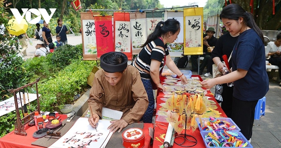 tens of thousands offer incense at hung kings commemoration day picture 14