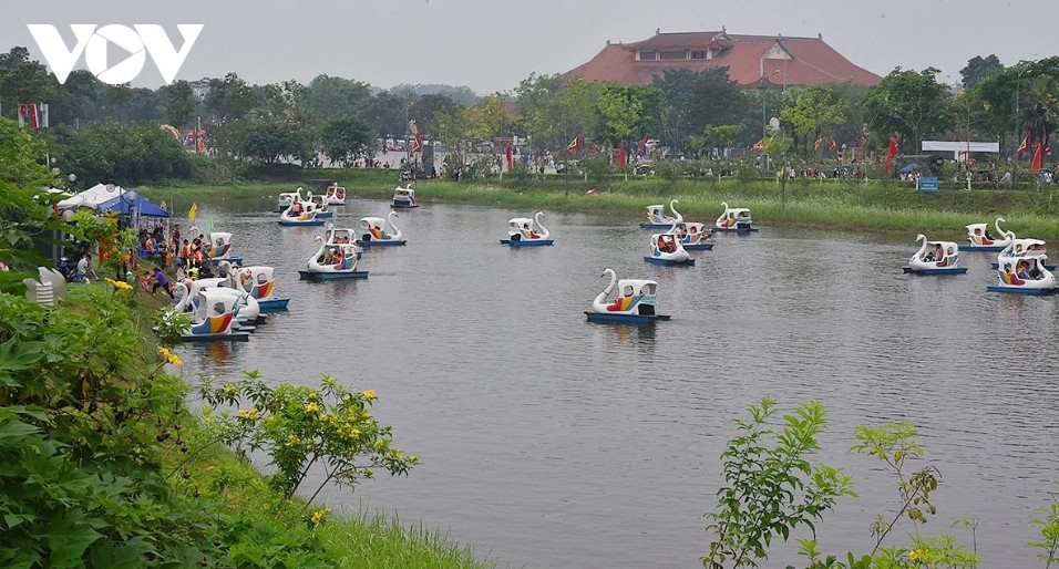 tens of thousands offer incense at hung kings commemoration day picture 15