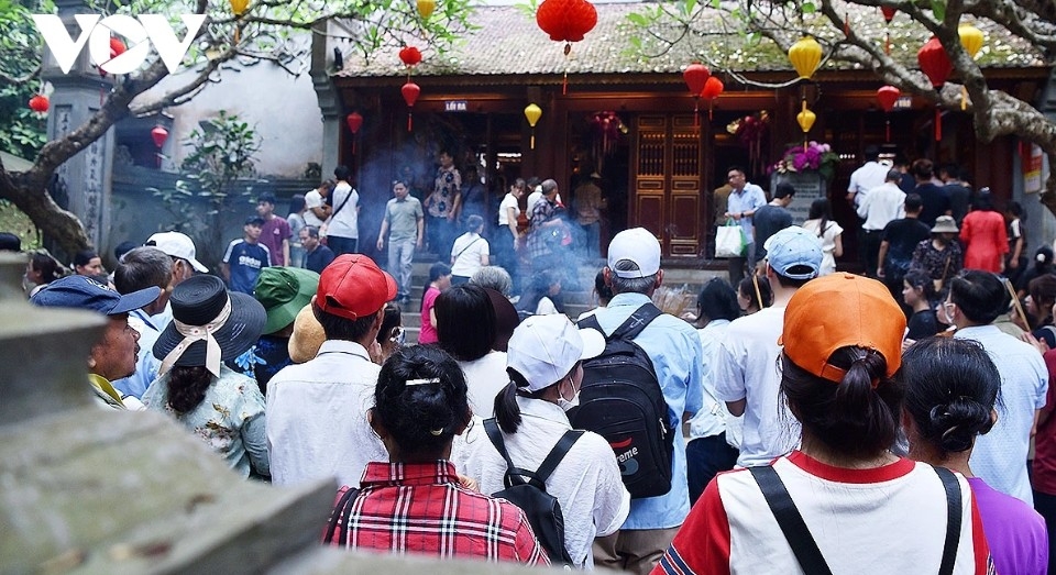 tens of thousands offer incense at hung kings commemoration day picture 16