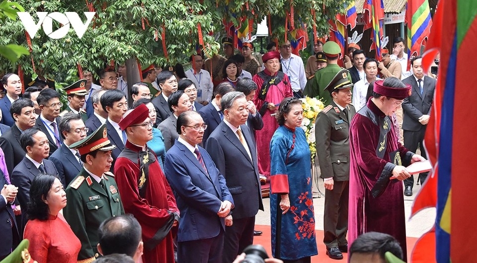 tens of thousands offer incense at hung kings commemoration day picture 2