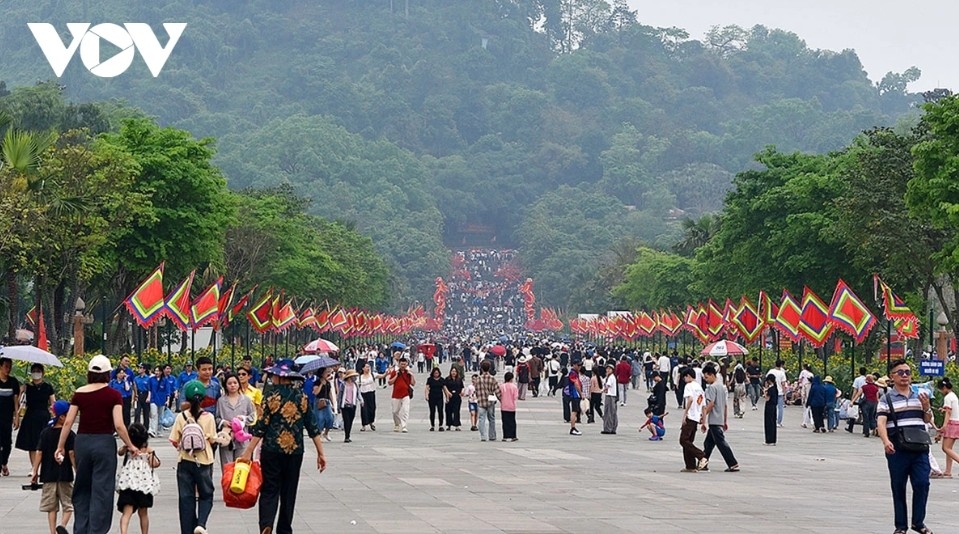 tens of thousands offer incense at hung kings commemoration day picture 3