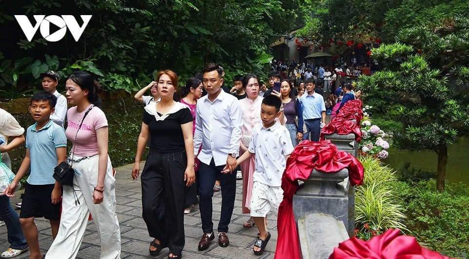 tens of thousands offer incense at hung kings commemoration day picture 5