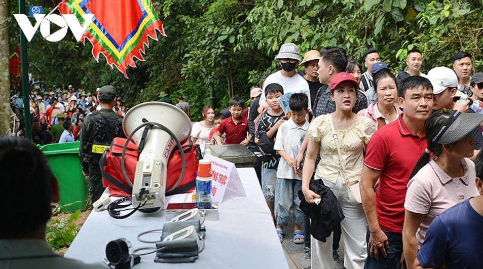 tens of thousands offer incense at hung kings commemoration day picture 6
