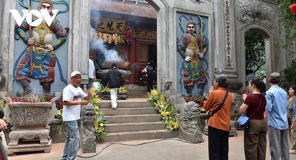 tens of thousands offer incense at hung kings commemoration day picture 7
