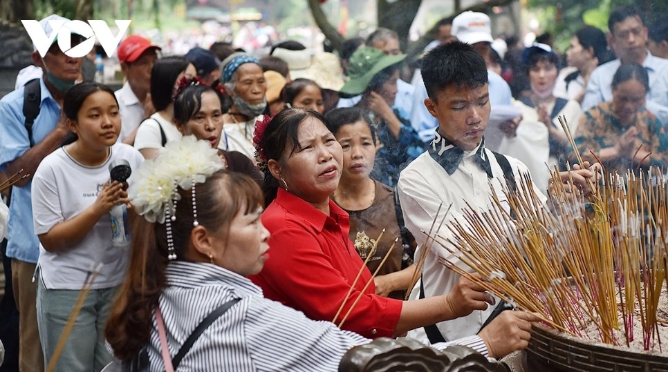 tens of thousands offer incense at hung kings commemoration day picture 8