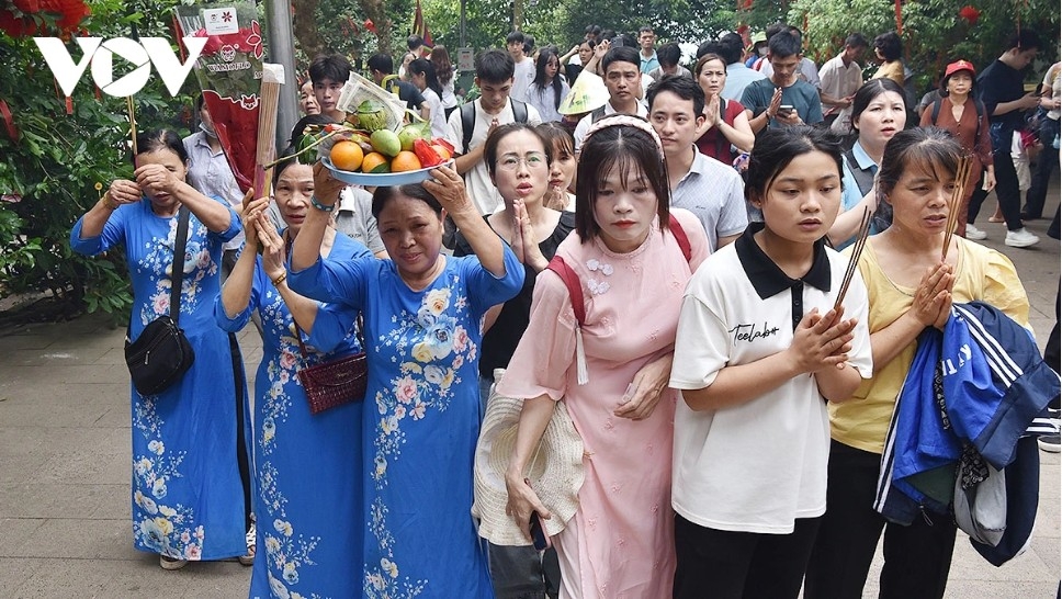 tens of thousands offer incense at hung kings commemoration day picture 9