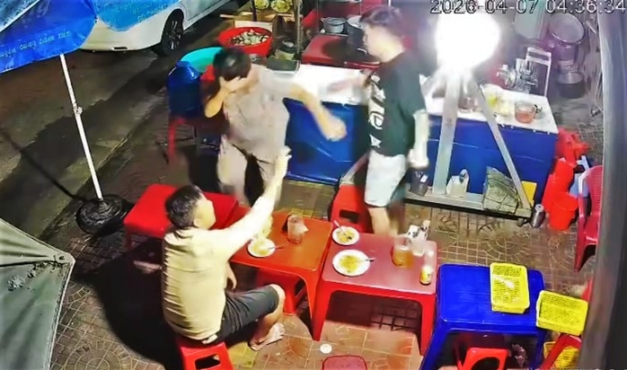 xuat hien clip thanh nien hanh hung nguoi phu nu lon tuoi o gia lai hinh anh 1