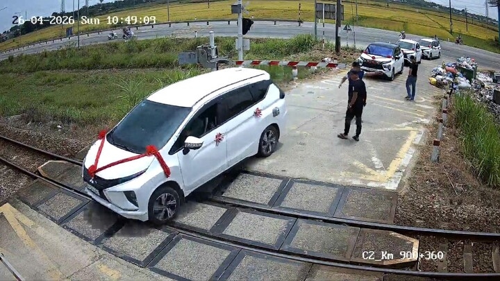 muon xe em vo di dam cuoi roi co tinh vuot rao chan duong sat luc den do hinh anh 2