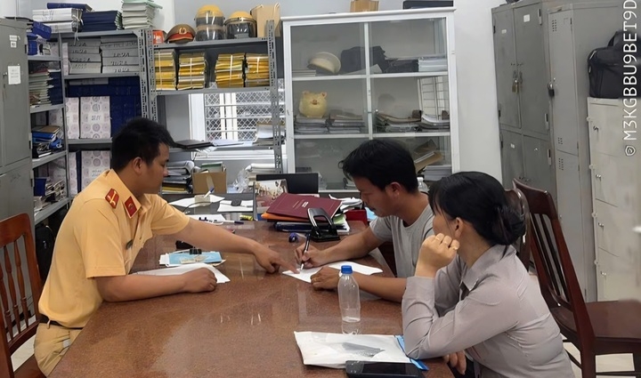 muon xe em vo di dam cuoi roi co tinh vuot rao chan duong sat luc den do hinh anh 1