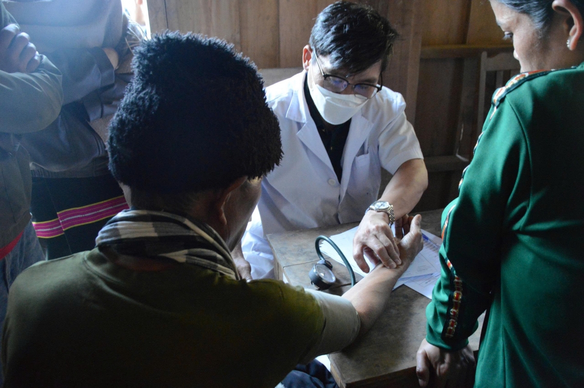 Chia sẻ yêu thương với nhân dân tỉnh Sê Kông nhân dịp Tết Bunpimay