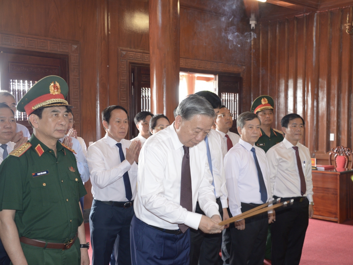 Tổng Bí thư, Chủ tịch nước dâng hương tưởng nhớ Đại tướng Võ Nguyên Giáp và các Anh hùng liệt sĩ