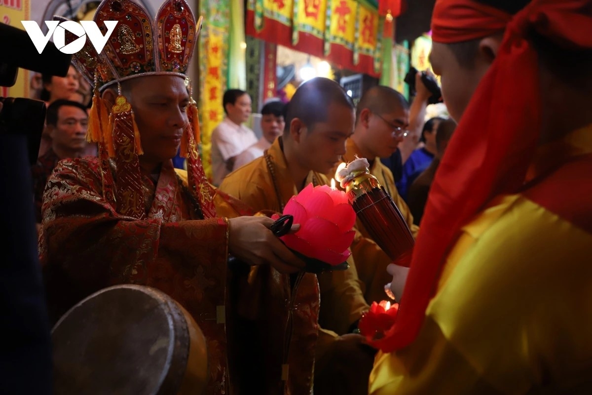 Hàng nghìn người tham gia nghi lễ rước đuốc Đăng Long tại lễ hội Phủ Dầy