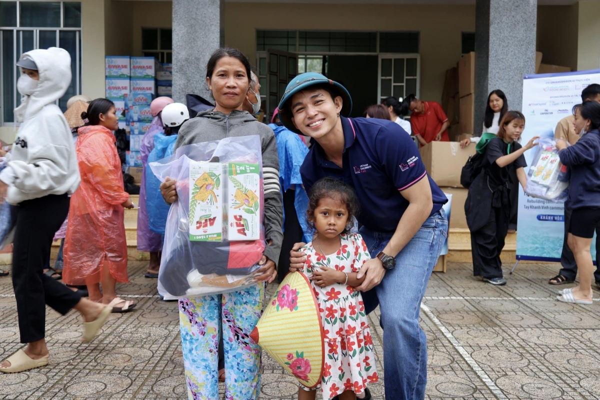 An y phia sau mv gay sot mang xa hoi cua jun pham hinh anh 3