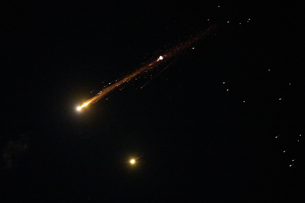 israel va iran tiep tuc tan cong nhau, hang loat coi bao dong vang len o vung vinh hinh anh 1