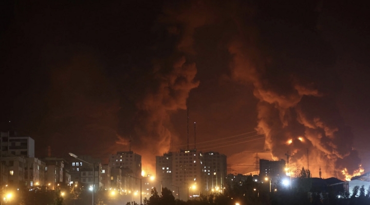 Israel tập kích nhà máy hóa dầu lớn nhất của Iran