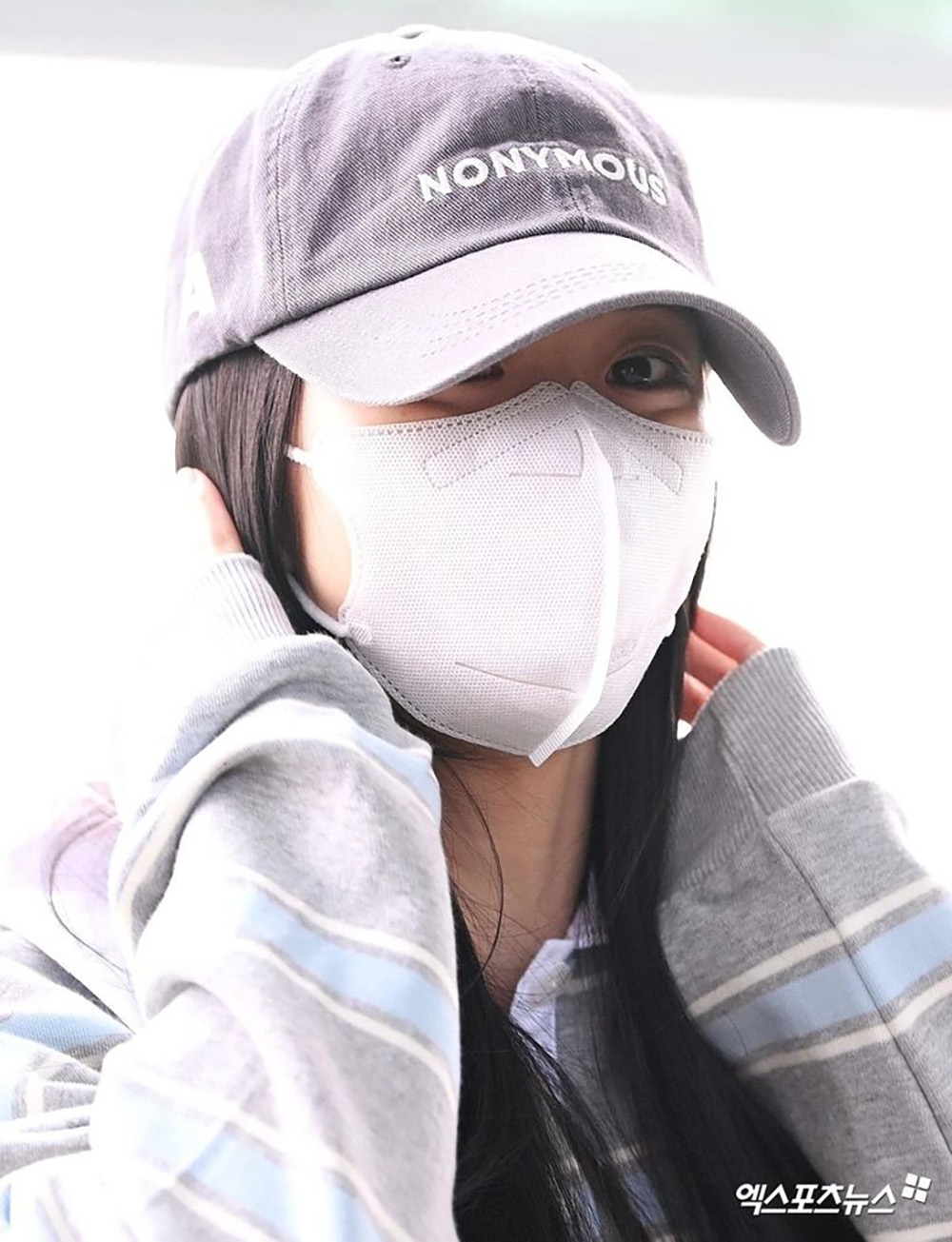 jisoo cua blackpink bo qua ve ngoai long lay o san bay giua nhung lum xum gia dinh hinh anh 1