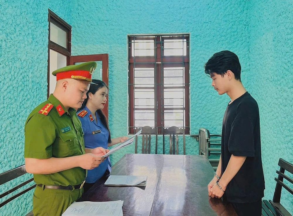 muon xe mo to dem cam co, 2 me con o ha tinh bi khoi to hinh anh 2