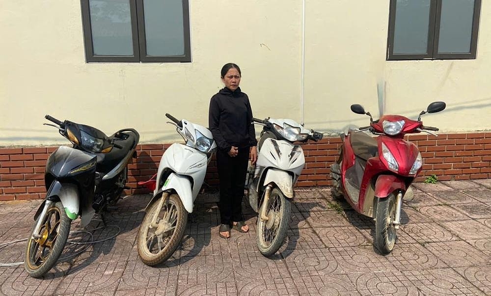 muon xe mo to dem cam co, 2 me con o ha tinh bi khoi to hinh anh 1