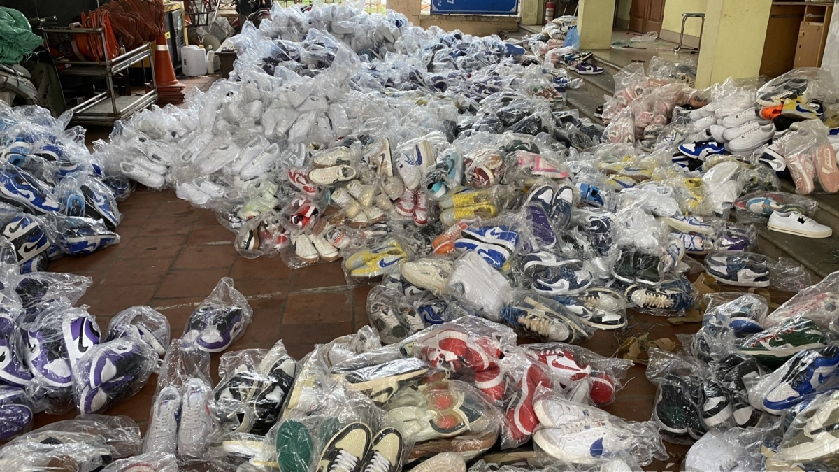 khoi to vu buon giay gia thuong hieu nike tai thai nguyen hinh anh 1