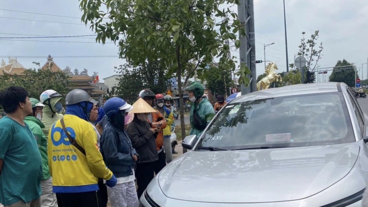 tu vu nguoi dan ong dot tu trong o to thoi quen am tham kich hoat dot quy hinh anh 1