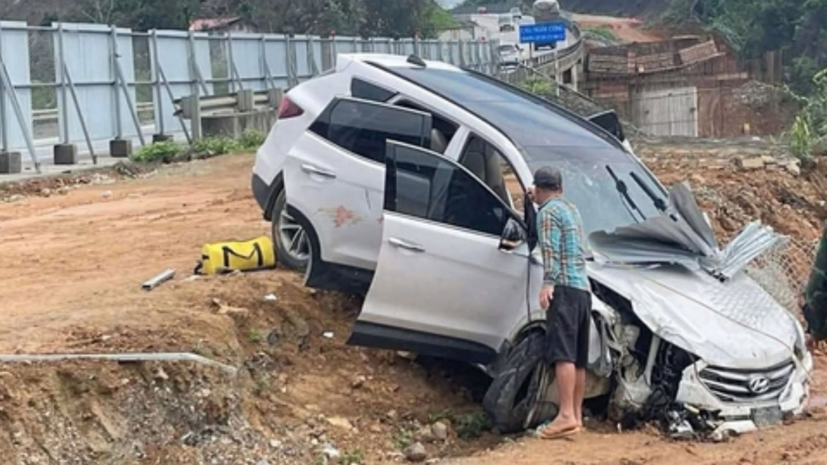 can bo cong an tu vong sau khi o to va vao rao chan tren cao toc noi bai - lao cai hinh anh 1