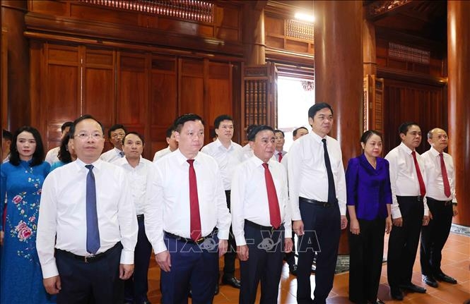 thuong truc ban bi thu dang huong tuong niem chu tich ho chi minh tai nghe an hinh anh 3