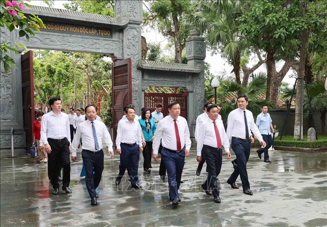 thuong truc ban bi thu dang huong tuong niem chu tich ho chi minh tai nghe an hinh anh 1