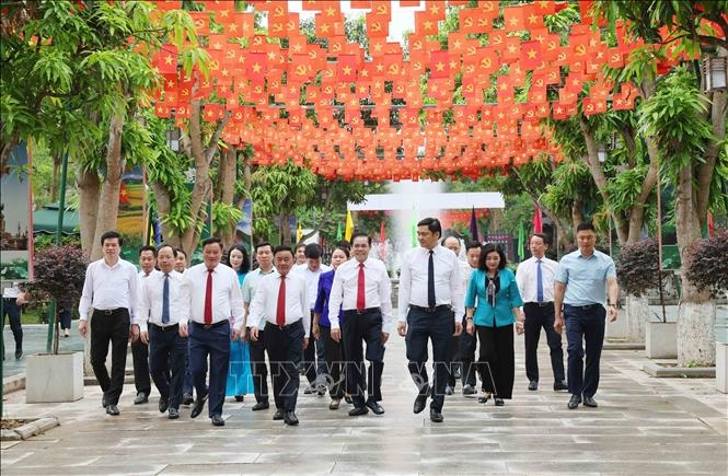 thuong truc ban bi thu dang huong tuong niem chu tich ho chi minh tai nghe an hinh anh 4