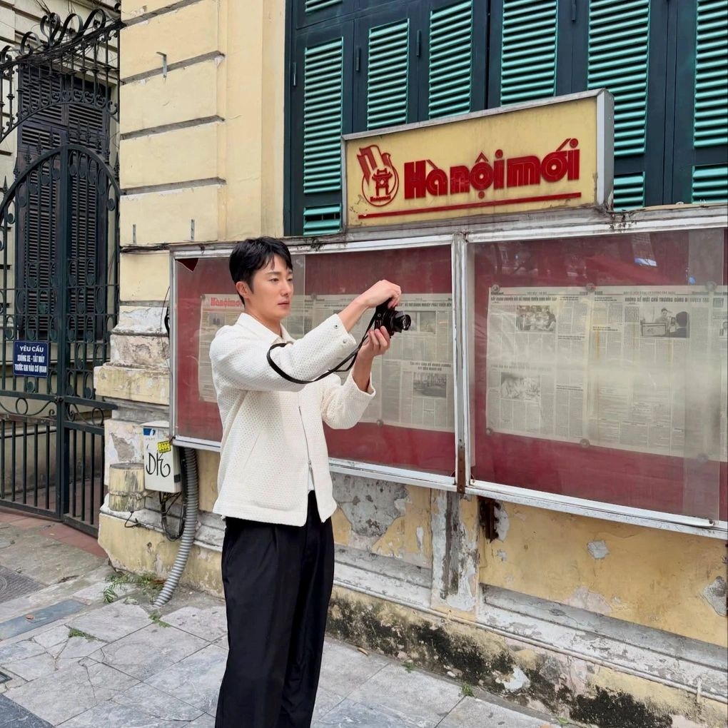 korean actor jung il-woo draws attention during vietnam visit picture 1