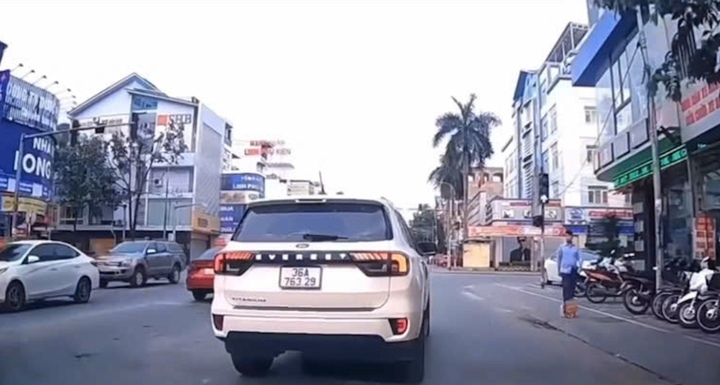 csgt thanh hoa dieu tra vu o to 36a-763.29 lan lan, chen ep xe khac giua pho hinh anh 1