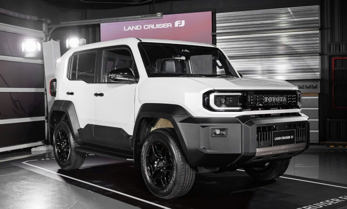 land cruiser fj nhan coc tai dai ly toyota voi gia du kien 1,2 ty dong hinh anh 1