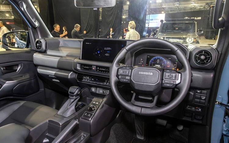 land cruiser fj nhan coc tai dai ly toyota voi gia du kien 1,2 ty dong hinh anh 2